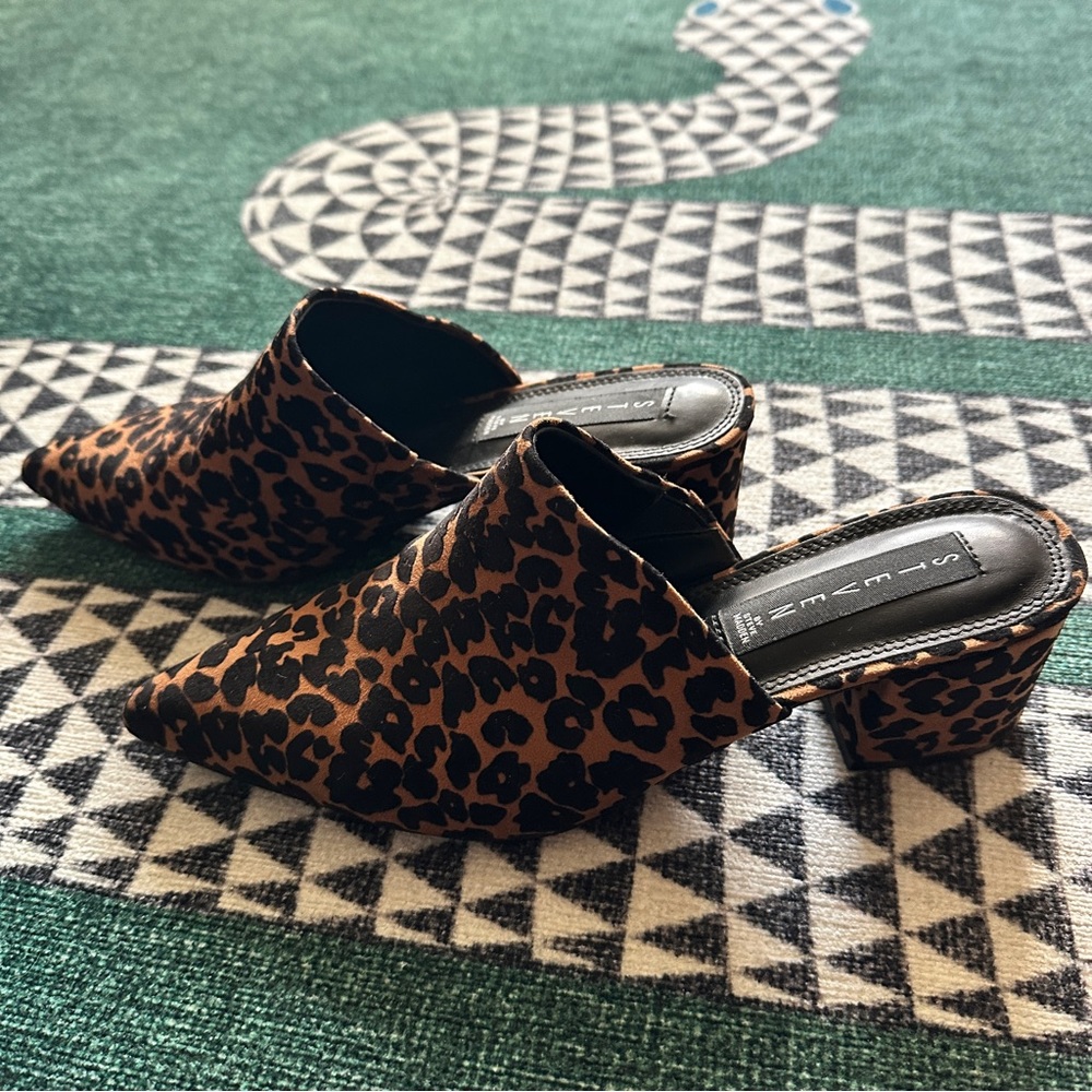 Block heel cheetah print slides